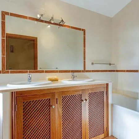 Mikael - Free Wi-fi - Aircon - Private Pool By Bedzy Villa *