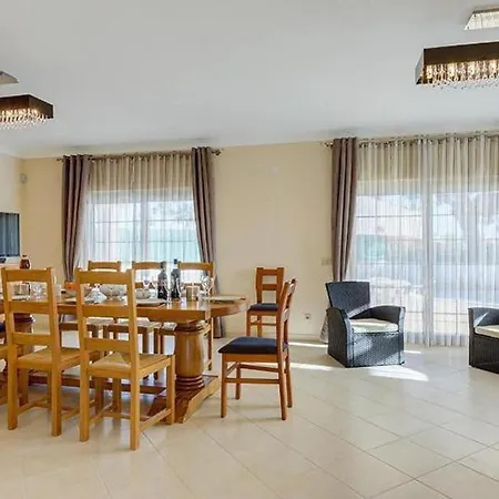 빌라 Mikael - Free Wi-fi - Aircon - Private Pool By Bedzy