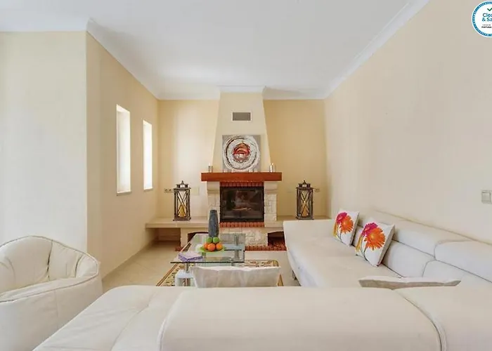 Mikael - Free Wi-fi - Aircon - Private Pool By Bedzy *