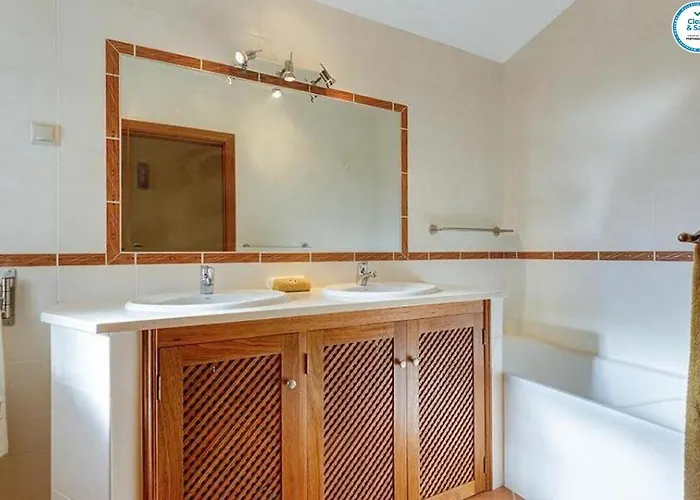 Mikael - Free Wi-fi - Aircon - Private Pool By Bedzy Villa *